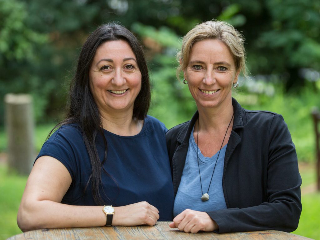 Netzwerk Vormundschaften Für das Nachbarschaftsheim Schöneberg e.V./Cura: Ayla Kiratli, Claudia Rey (re.)